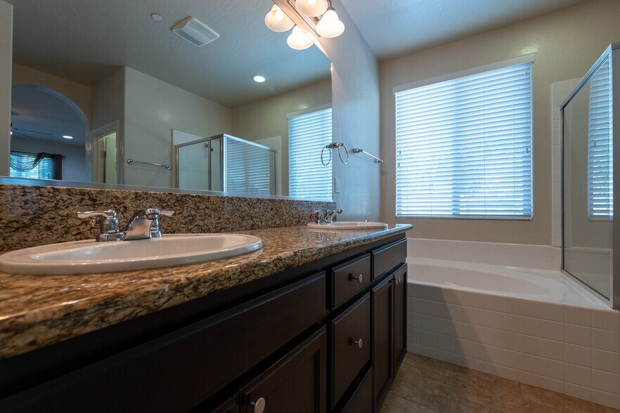 Building Photo - 3083 N Stanley Ave