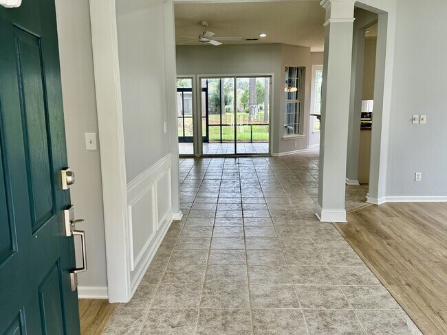 Building Photo - Outstanding Two Bedroom Home in Sun City!
