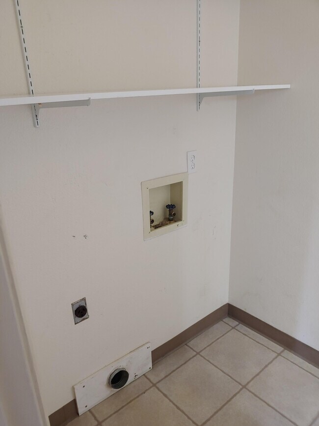 Building Photo - 823 S Cole Rd