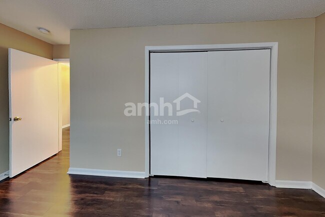 Building Photo - 2265 Lakecrest Dr