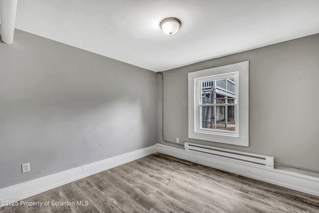 Building Photo - 817 Monroe Ave