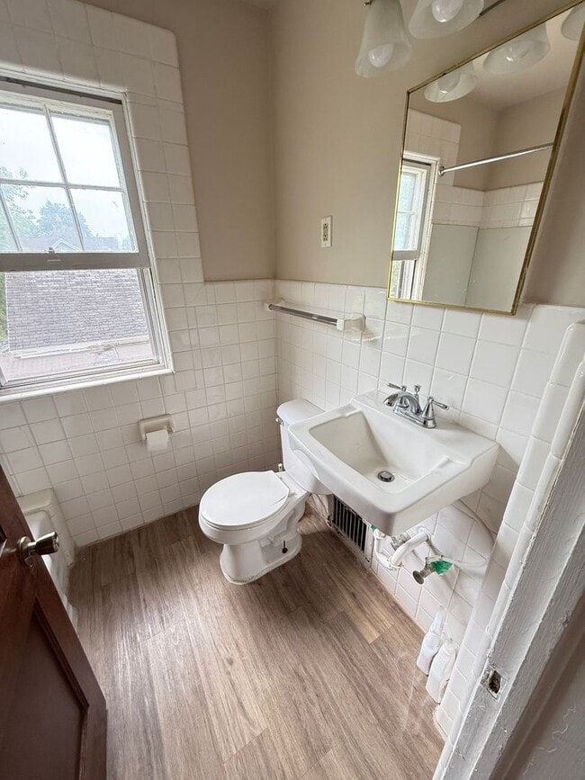 Building Photo - Well-Maintained 2-Bed Near Transit and Dow...