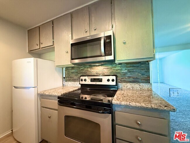 Building Photo - 5460 White Oak Ave