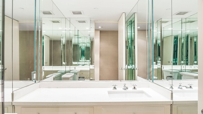 Building Photo - Elegant living in the heart of Beverly Hills