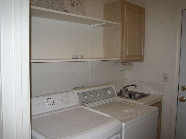 Building Photo - Single story, gated, 3bed, 2bath, 2car garage, Club house, Community Pool, Spa, Fitness room, CCRs