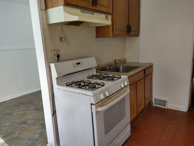 Building Photo - Nice and quiet Town House with garage and ...