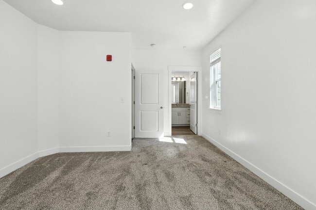 Building Photo - 470 W 15 S