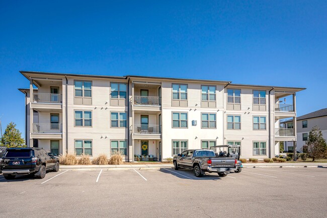 Building Photo - Coastal living right in the middle of Ocea...