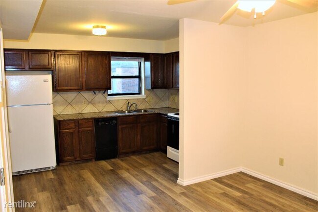 Building Photo - 2 br, 1.5 bath Townhome - 806 E Jenkins St