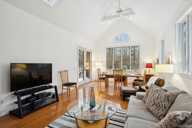 Building Photo - 12 Hildreth Rd S