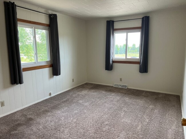 Building Photo - W210N11785 Hilltop Dr