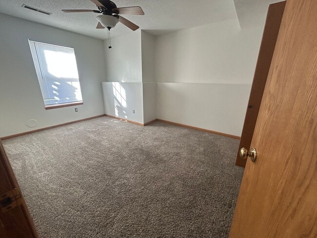 Building Photo - Spacious, corner lot 3-bedroom, 2-bath duplex in Iowa City