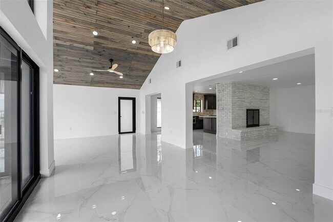 Building Photo - 520 115th Ave