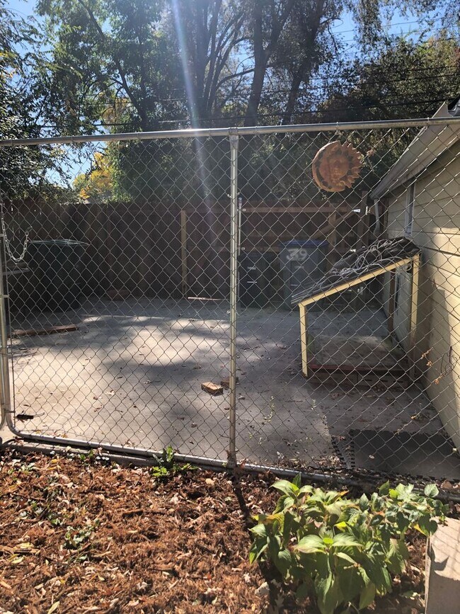 Building Photo - CHARMING 2 BED/1 BATH COZY COTTAGE LOCATED...