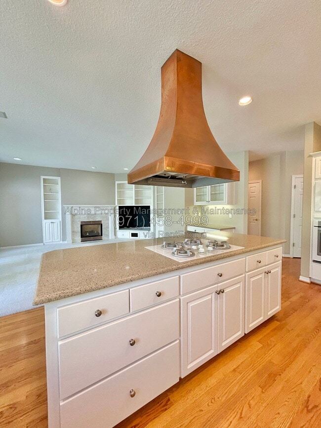 Building Photo - 820 NW Pebble Beach Way