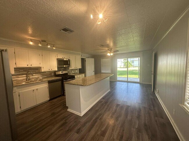 Building Photo - Cozy remodeled home