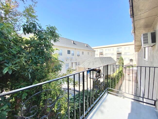 Building Photo - 1541 N Formosa Ave