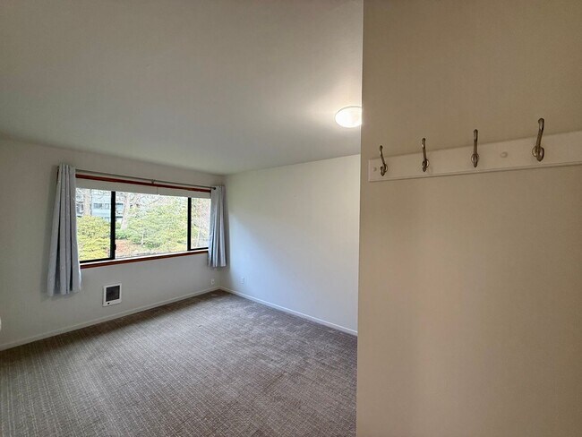 Building Photo - Beautiful 2 bed, 1 bath Shoreline Condo, $1900/mo.