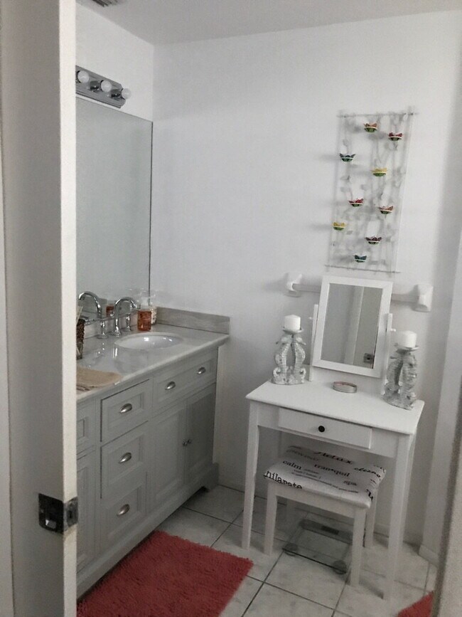 Building Photo - 5-Bedroom Pool Home with 2 Full Baths - Spacious 2373 Sq Ft Home in Englewood's Prime Location!"