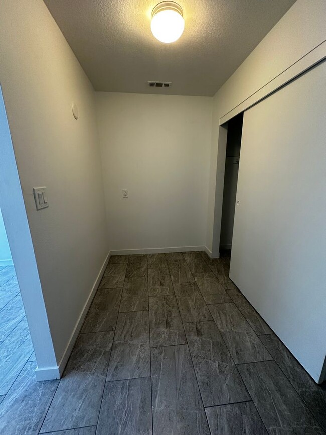 Building Photo - 301 N Tustin Ave