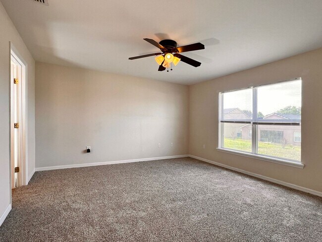 Building Photo - Spacious Three-Bedroom Home in Savannah Estates