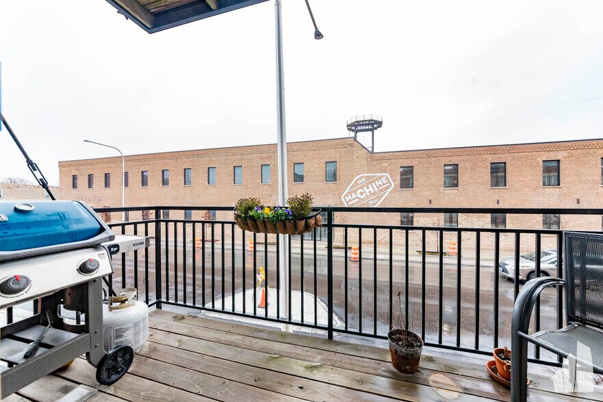 Building Photo - 2158 W Grand Ave