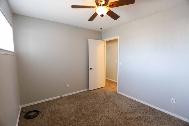 Building Photo - Warr Acres