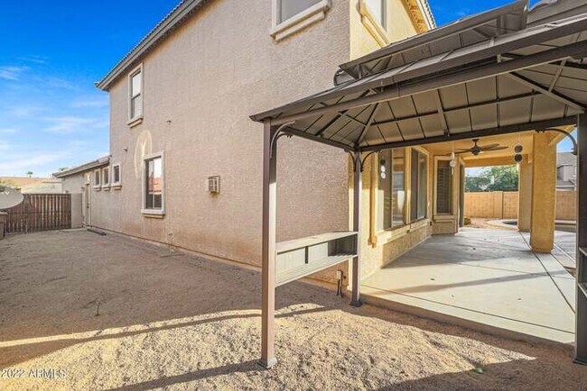 Building Photo - Beautiful 5 bedroom w/pool!