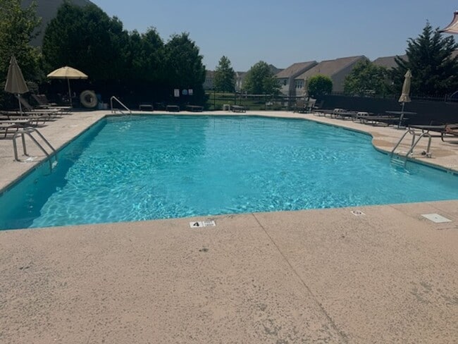 Building Photo - Spacious 3BR/2.5BA Townhome in Desirable B...