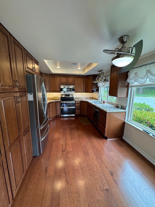 Building Photo - Beautifully updated La Jolla model in Leis...