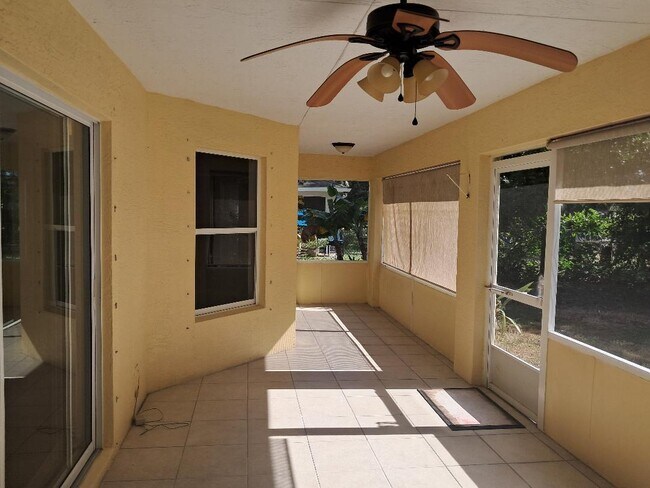 Building Photo - 242 SW Amesbury Ave