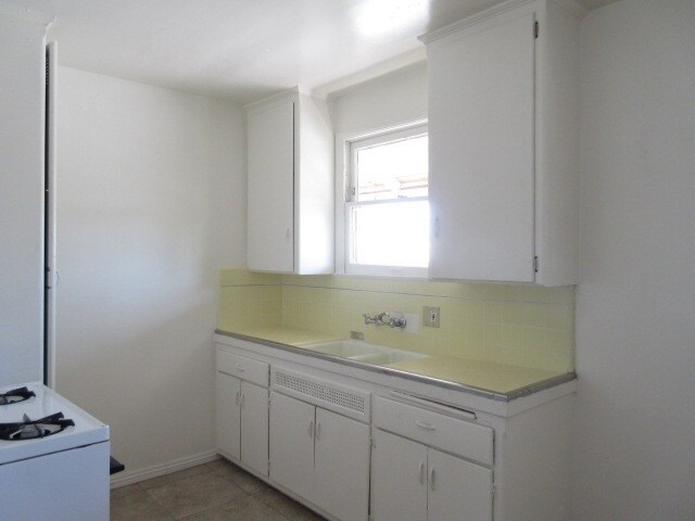 Building Photo - 1410 N Kenmore Ave