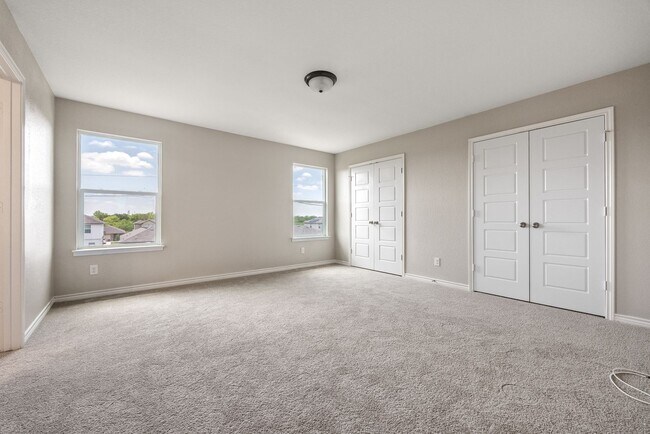 Building Photo - Charming 3-Bed, 2.5-Bath Home with Modern ...