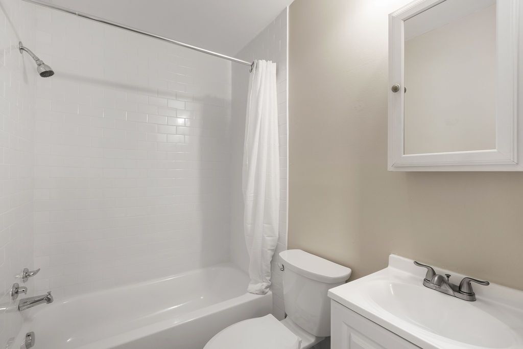 bath unit A - 335 Grace St