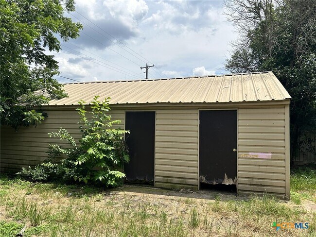 Building Photo - 807 Northside Dr