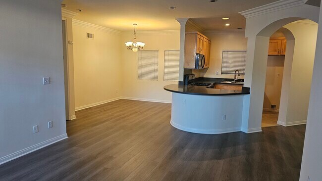 Building Photo - 949 N Croft Ave