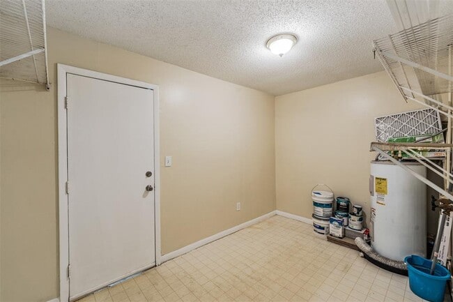 Building Photo - 9616 N Oklawaha Ave