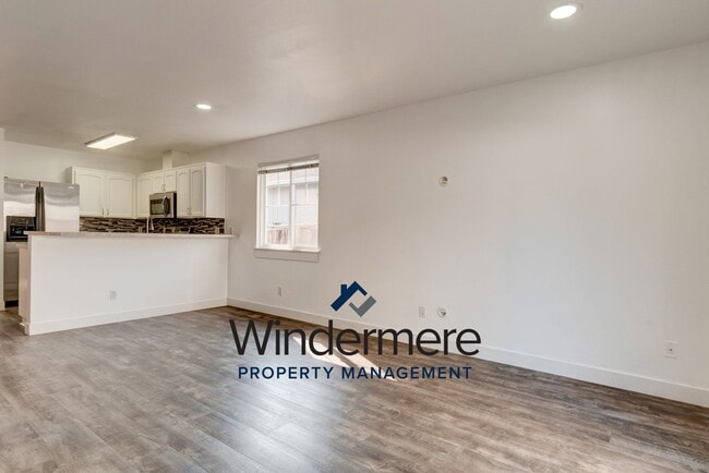 Building Photo - Charming Home in the Heart of Oak Harbor –...