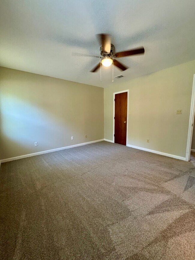 Building Photo - Charming 3 Bedroom, 2 Bath Home Available Now!