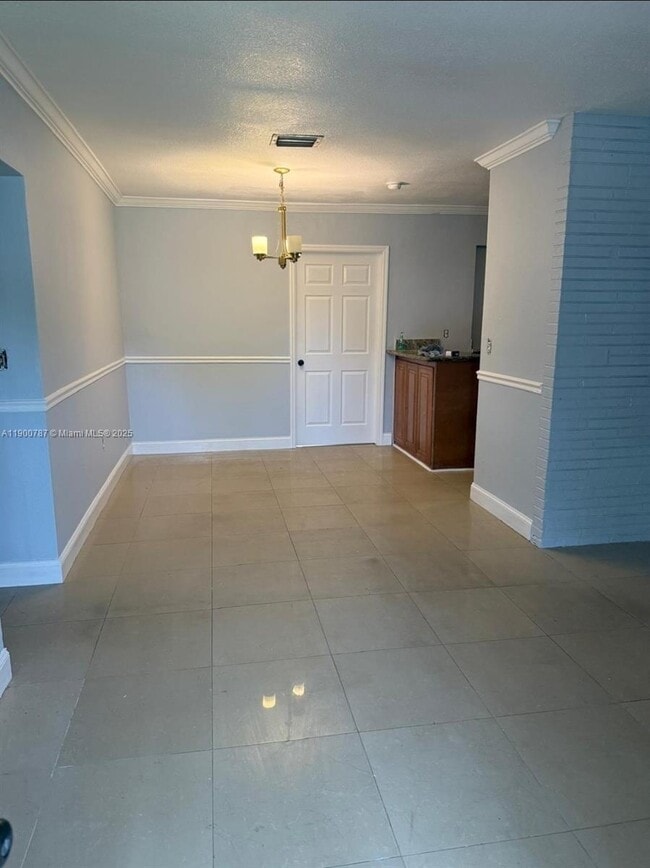 Building Photo - 2401 Largo Dr