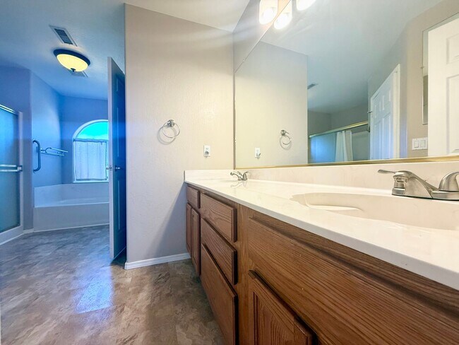 Building Photo - 821 Village Cir