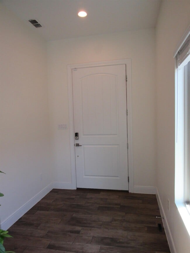 Building Photo - 2419 Messi St