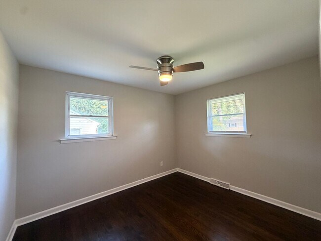 Building Photo - 126 Deerfield Dr