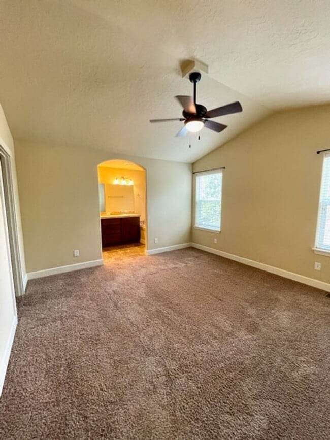 Building Photo - Gorgeous single level home in NE Bend!