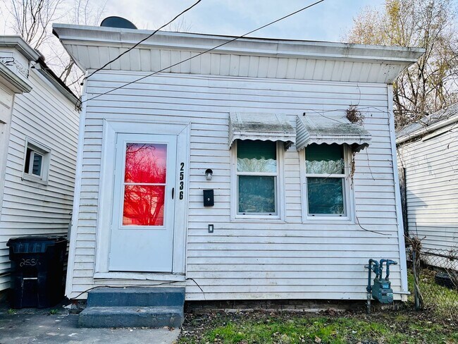Primary Photo - Updated 2 bedroom Portland house- Section ...