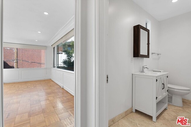 Building Photo - 420 S Beverwil Dr