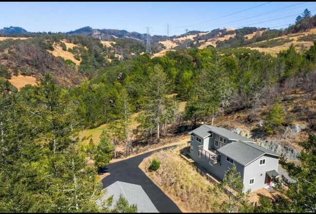 Building Photo - Unique large 1 bedroom 1 bath 4 car garage!!!