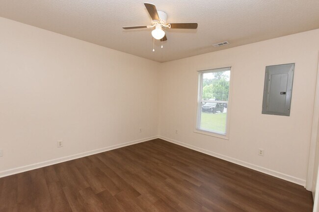 Building Photo - 241 Lakewood Dr