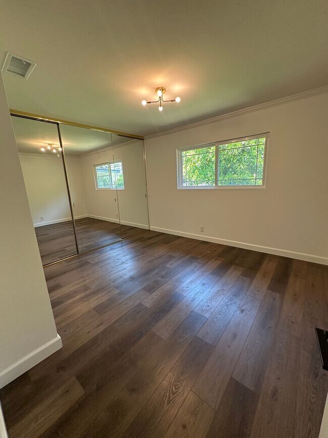 Building Photo - Well Maintained 3 Bedroom Home w/Solar
