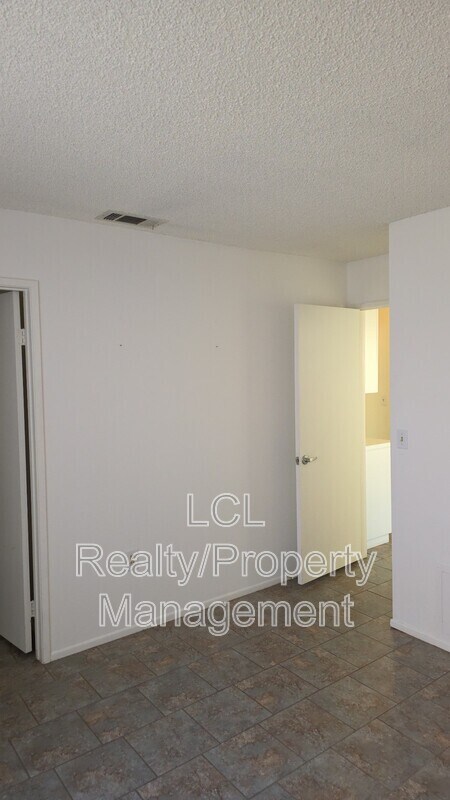 Building Photo - 26661 Braddock Rd